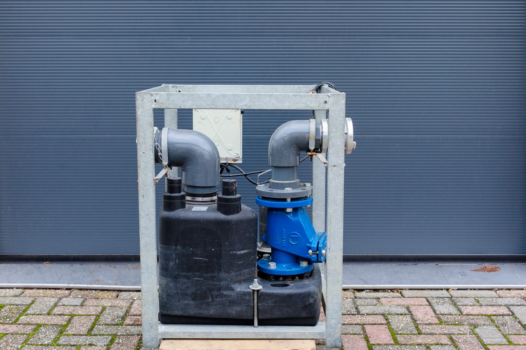 4. Vermalerpomp groot + afvoerslang